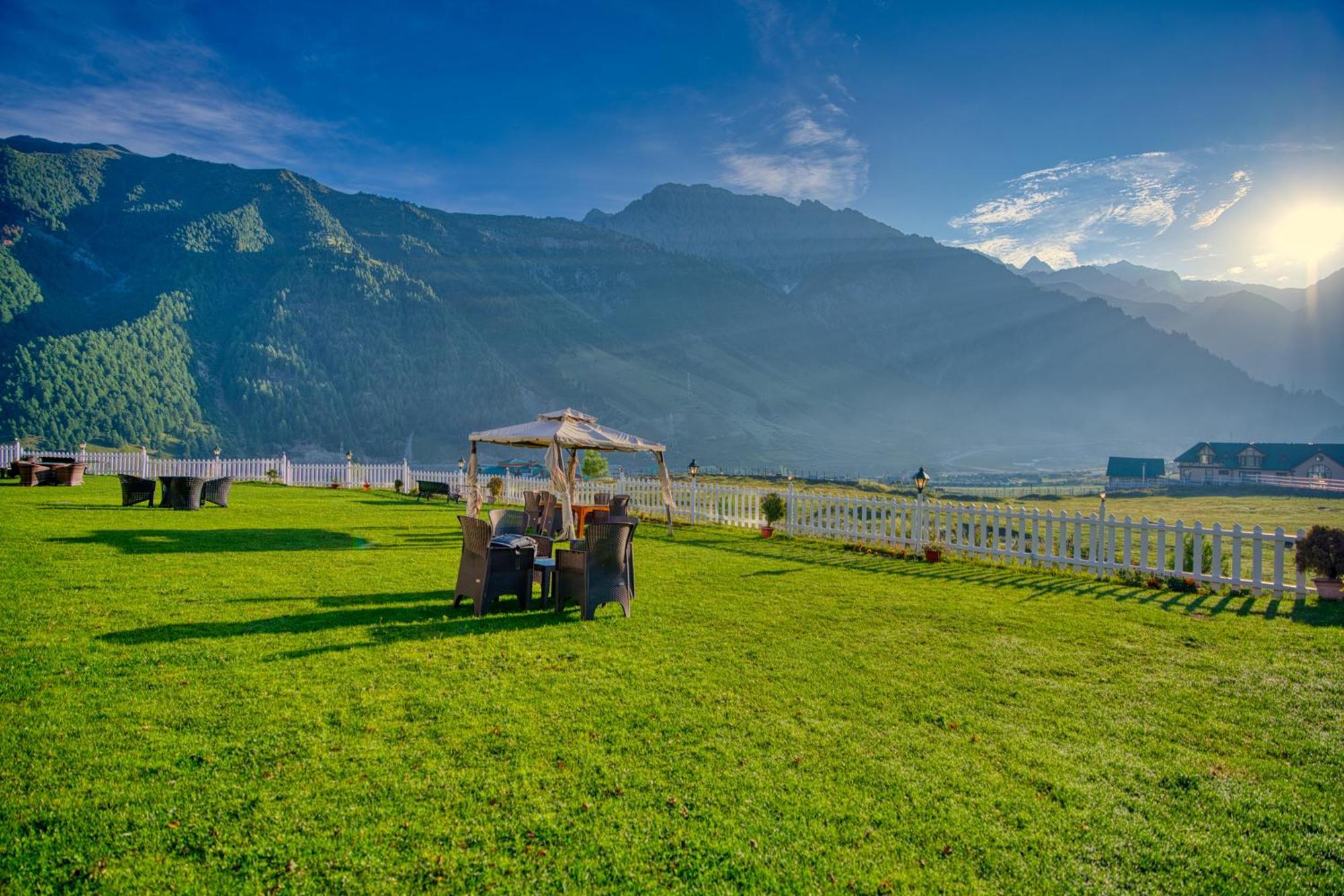 Golden Meadows Hotels & Resorts Sonamarg Bagian luar foto